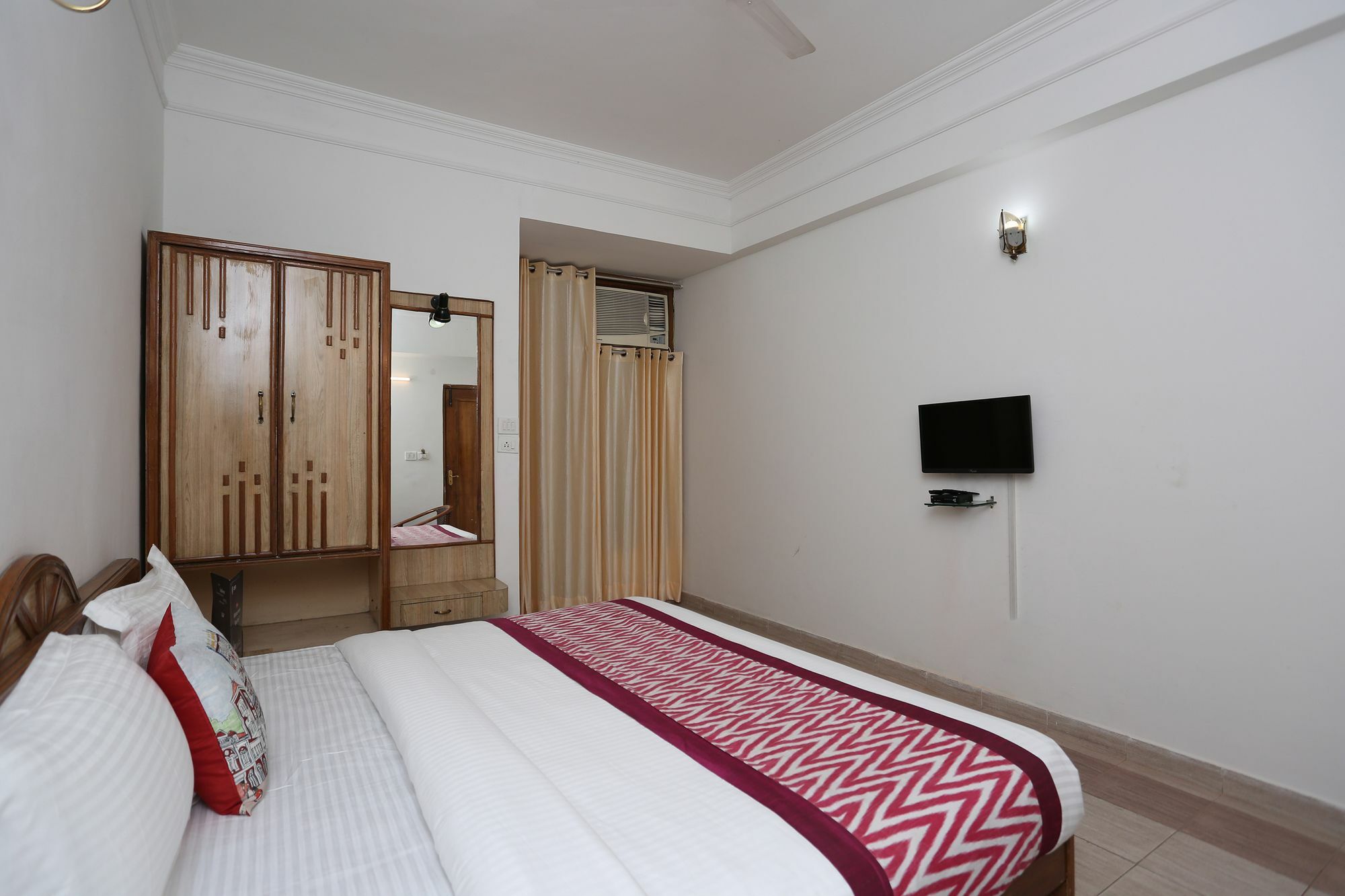 Oyo 10072 Hotel Amrit Regency Dehradun Exterior foto