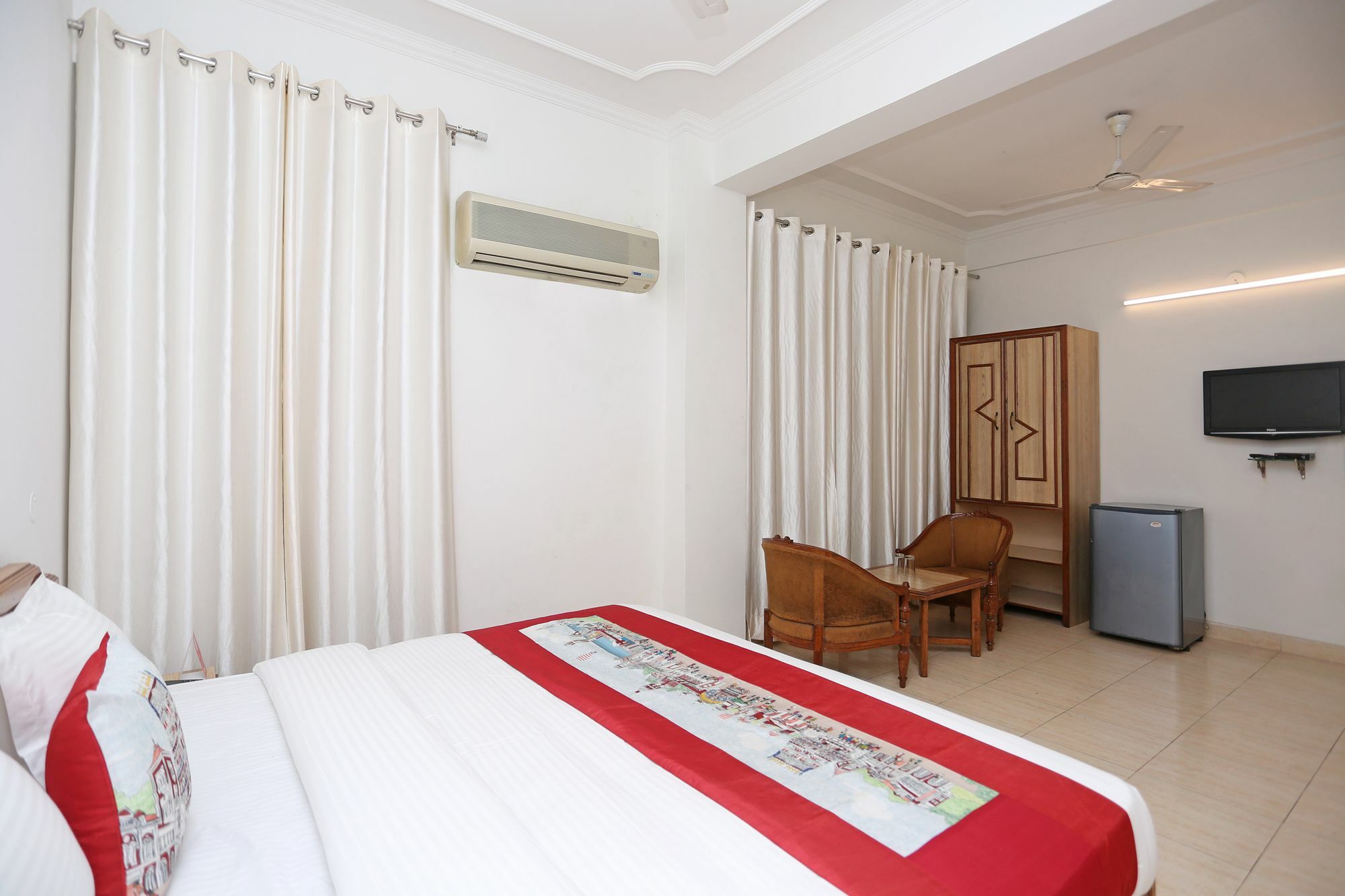 Oyo 10072 Hotel Amrit Regency Dehradun Exterior foto